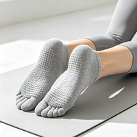 Chaussettes de yoga et de Pilates antidérapantes à logo personnalisé avec semelle en silicone et découpe au niveau du cou-de-pied, chaussettes de performance pieds nus antidérapantes à la cheville