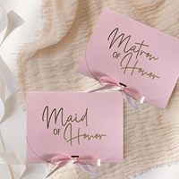 Boîte cadeau fermée en ruban satiné rose, matériaux recyclés écologiques, laminage mat, gaufrage, design de logo personnalisé pour les mariages