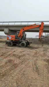 Excavatrice sur pneus d'occasion Hitachi ZX130 de 13 tonnes certifiée CE, avec godet Kubota, attache rapide, brise-roche et pompe hydraulique KYB - Product Image 5