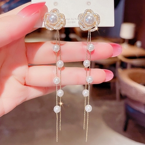 Boucles d'oreilles coréennes à fleurs creuses et perles, nouveau style avec strass, longues franges florales bohèmes - Product Image 3