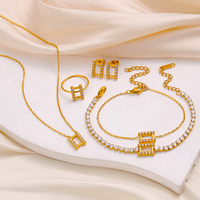 Parures de bijoux fantaisie en gros en acier inoxydable plaqué or 18 carats avec zircon, comprenant collier à pendentif rectangulaire, bracelet, boucles d'oreilles et bagues pour femmes