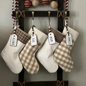 Vente en gros <span class=keywords><strong>de</strong></span> décorations <span class=keywords><strong>de</strong></span> <span class=keywords><strong>Noël</strong></span> <span class=keywords><strong>de</strong></span> style farmhouse, étiquettes nominatives pour chaussettes <span class=keywords><strong>de</strong></span> <span class=keywords><strong>Noël</strong></span> <span class=keywords><strong>de</strong></span> luxe, chaussettes <span class=keywords><strong>de</strong></span> <span class=keywords><strong>Noël</strong></span> à carreaux gingham - Product Image 1