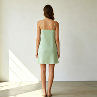 Robes modernes pour femmes, vert sauge, satin, col carré, fines bretelles, coupe droite, décontractées, mini robes d'été