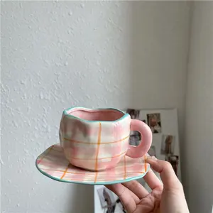 De gros café tasse belle-Girly Love rétro pincement à la main rose rayé tasse à café en céramique et soucoupe après-midi thé tasse et soucoupe ensemble
