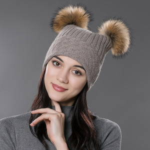 <span class=keywords><strong>Bonnet</strong></span> tricoté d'hiver en gros Chapeaux en laine mélangée personnalisés avec oreilles de chat pour femmes Chapeaux d'hiver avec doublure en polaire avec <span class=keywords><strong>deux</strong></span> pompons en fourrure - Product Image 1
