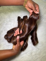 Cheveux vierges bruts non traités, Cheveux indiens bouclés bruts, Cheveux vietnamiens bruts de donneur, lisses comme des baguettes