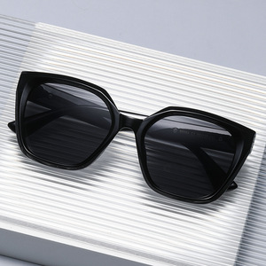 Nuevas gafas de sol tipo ojo de gato con montura grande para mujer, montura negra de PC, protección UV400, clase 2, para un estilo moderno. - Product Image 4