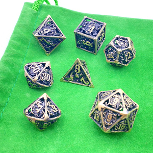 <span class=keywords><strong>Jeu</strong></span> de dés de luxe TCG <span class=keywords><strong>RPG</strong></span> avec logo gravé personnalisé 7 pièces dés polyédriques 8 côtés creux <span class=keywords><strong>en</strong></span> métal invocation forme carrée - Product Image 5