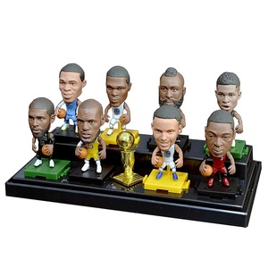 En stock Ornements de poupées classiques inspirées des étoiles du basket-ball Souvenirs de fans de style club célèbre - Product Image 2