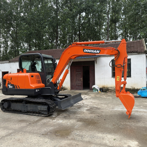Doosan Mini pelle hydraulique sur chenilles 6 tonnes coréenne DX60-7 DX60-9 utilisée avec moteur central et composants moteur - Product Image 1