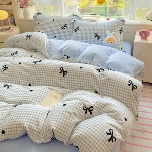 طقم أغطية سرير شتوي سميك مخصص بالجملة، تصميم صلب، مقاس كينج وكوين، 4 قطع من الفانيلا تشمل غطاء لحاف وملاءة سرير للمنزل والفنادق - Product Image 1