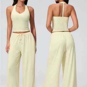 Ensemble décontracté 2 pièces pour femme, jaune clair rayé, haut sans manches à col halter, pantalon court à jambes larges, respirant, en polyester tricoté - Product Image 1