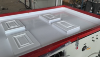 Presse à membrane sous vide infrarouge compacte pour le laminage de portes d'armoires en PVC et de panneaux MDF avec table simple pour le mobilier