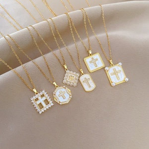 Colar Crucifixo com Pingente de Cruz Micro Zircônia Cubica Banho de Ouro, Joia Religiosa em Aço Inoxidável - Product Image 3