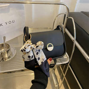 Sac à bandoulière texturé pour femme, sac à main tendance à porter sur l'épaule - Product Image 5