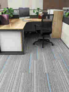 25x100 שטיח אפור לפרויקטים מסחריים, אריחי שטיח נגד החלקה עם אריחי שטיח בהתאמה אישית - Product Image 1