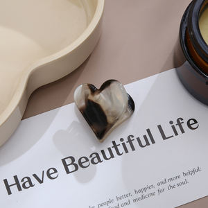 QIYI vente en gros pas cher prix nouveau Design Mini cheveux griffes femmes mignon coeur acétate clair coiffure griffe pour les filles - Product Image 2