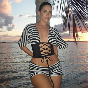 Conjunto de dos piezas de pantalones cortos a rayas blancas y negras estilo occidental para mujer, top de manga corta con cintura anudada y diseño hueco, atuendo informal a la moda. - Product Image 1