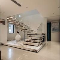Escalier en pierre empilée, structure en acier, villa duplex simple sur mesure, balustrade en verre