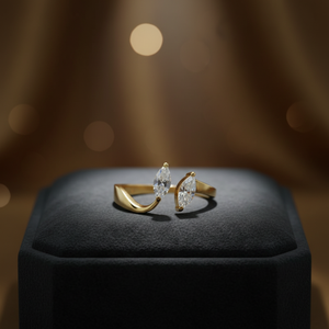 Anillo de Oro Ajustable y Elegante con Piedras de Corte Marquesa Doble, Accesorio de Moda Contemporáneo para Mujer - Product Image 2