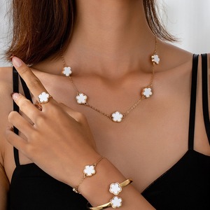 Conjunto de joyería de trébol para mujeres y niños Collar de trébol de 5 hojas Pulsera Rosa Anillo Pendientes Collar Conjuntos de joyería al por mayor - Product Image 3