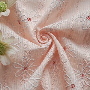 Tissu en coton imprimé avec broderie florale - Product Image 5