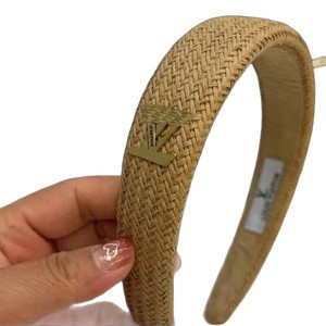 <span class=keywords><strong>Serre</strong></span>-tête en raphia tressé avec lettres en <span class=keywords><strong>bronze</strong></span> antique pour femme, style vintage, minimaliste, de niche, fabriqué avec soin, ambiance luxueuse et discrète - Product Image 4