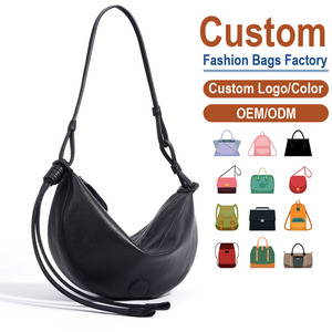 Sangle en cuir nouée à la main en peau de chèvre pleine fleur tannée végétale, finition grainée noire mate, avec fermeture éclair discrète et logo débossé - Product Image 1