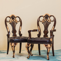 Chaise de salle à manger de style britannique Chippendale, chaise en bois sculptée à la main avec décor doré et siège en cuir capitonné
