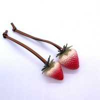 Meilleures ventes : Breloque de sac fraîche en résine fraise, en acrylique et cuir véritable, style Instagram, pendentif porte-clés, motifs cœurs mignons pour filles