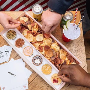 Hipchips personalizados al por mayor, caja de embalaje de alimentos de pastoreo, restaurante, <span class=keywords><strong>London</strong></span>, patatas fritas, caja de patatas fritas con divisor de taza de inmersión - Product Image 1
