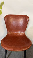 Chaise rétro en PU à prix d'usine avec dossier cintrée à surpiqûres contrastées et pieds en métal noir robustes pour bistrot et cuisine (vente en gros)