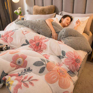 Tidy up Well Wholesale <strong>Cheap</strong> Fabric Hotel Bed Quilt Polyester Blend Microfiber Quilt Queen <strong>Size</strong> Custom Quilt <strong>Comforter</strong>