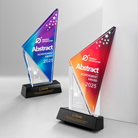 Trophée en verre triangulaire coloré à gravure laser personnalisée HBL pour les cadeaux de cérémonie d'entreprise