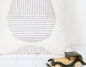 Housse de coussin décorative pour canapé, style bohème, tuftée à la main, texture ivoire et gris - Product Image 3