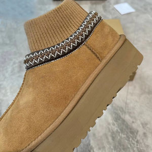 Botas de nieve de diseño clásico de nuestra marca, modelos populares - versión para mujer. Son cálidos, impermeables y lujosos. - Product Image 5