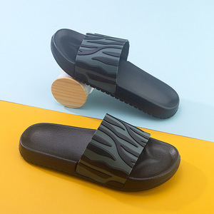 Chaussures à enfiler tendance pour hommes - Matériau PVC, antidérapantes, sandales d'extérieur, sandales de plage, chaussures d'été respirantes à bout ouvert - Product Image 2