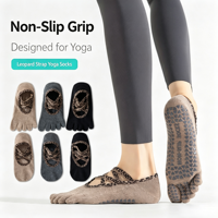 Chaussettes de yoga antidérapantes à cinq doigts pour femmes, motif léopard, avec sangles croisées et grip en silicone intégral, idéales pour le Pilates, la barre, la danse et le fitness