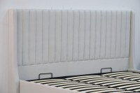 Base de Cama Moderna Tapizada en Terciopelo Gris, Tamaño Queen, Plataforma, Fácil Montaje, Ideal para Apartamentos de Alquiler
