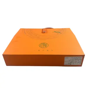 उपहार खरीदारी के लिए हैंडल केक रूम पैकेजिंग अंडरवियर के साथ ब्रांड लोगो डिज़ाइन लक्जरी कपड़े खुदरा प्रचार