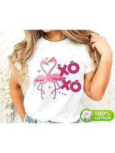 Camiseta Flamenco para el Día de San Valentín para mujer, manga corta, estampado de flamencos, cuello redondo, 100% algodón, corte regular - Product Image 1