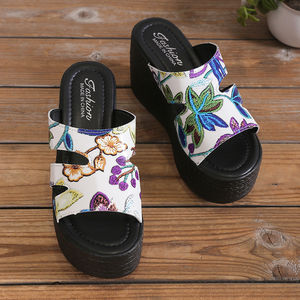 Zapatillas de tacón inclinado para mujer en verano de 2025, nuevas sandalias de mujer de suela gruesa de bizcocho de gran tamaño - Product Image 4