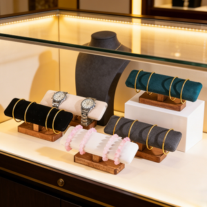 Présentoir à Montres Classique en Bois Incliné avec Base, Support de Rangement pour Bijoux et Bracelets en Velours Vert Crème - Product Image 2