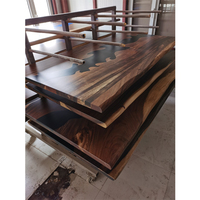 Table de conférence et de salle à manger tendance en résine époxy et noyer équatorien - Planche de bois naturel avec bord vivant à vendre