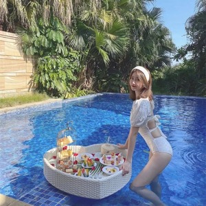 Bandeja flotante de ratán para servir desayuno junto a la piscina con diseño hecho a mano con material de bambú y ratán. - Product Image 3