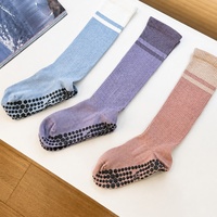 Chaussettes de yoga rayées mi-hautes pour femmes, antidérapantes avec grip en silicone, chaussettes de Pilates côtelées en coton, chaussettes longues pour barre