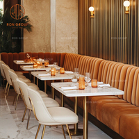 Meubles de restaurant de café de luxe, tables rondes en marbre, chaises pâles et ensemble de canapé en velours orange pour la salle à manger du café