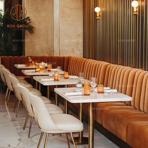 Meubles de restaurant de café de luxe, tables rondes en marbre, chaises pâles et ensemble de canapé en velours orange pour la salle à manger du café - Product Image 2