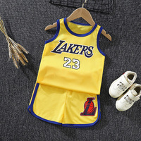 Nouvelle collection été 2026 : Tenues pour bébés et enfants, incluant des hauts à imprimé dessin animé, des maillots de sport de basketball et des ensembles jersey pour nouveau-nés.