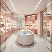 Conception d'intérieur personnalisée pour boutique de cosmétiques, présentoir, armoire, vitrine avec marbre pour la présentation de cosmétiques et de soins de la peau